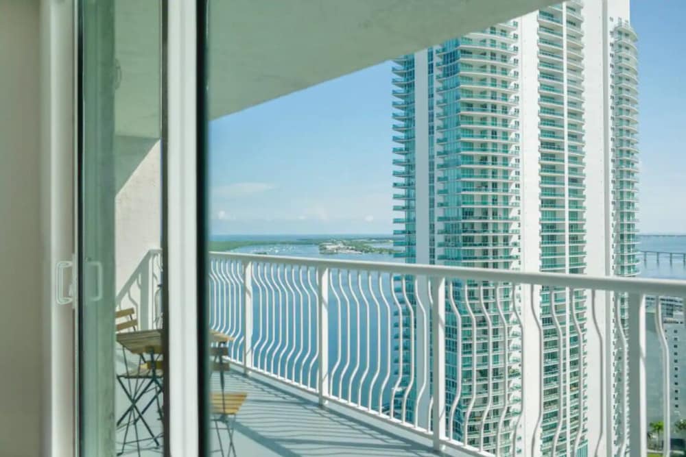 Luxury Apartments W Pool & Ocean views