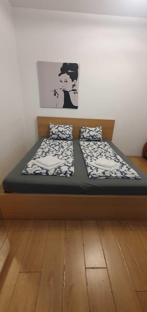 Group Stay 3 Apts Near Enkplatz