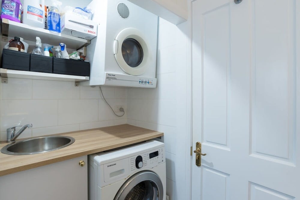 Bright Home in Trendy Newtown Close to the Park