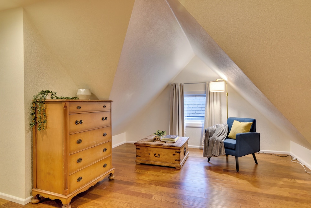 < 1 Mi to Moda Center: Walkable Portland Retreat!