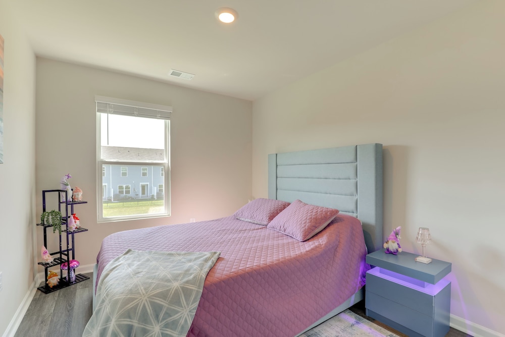 Modern Escape 2 Mi to Surfside Beach Fishing Pier