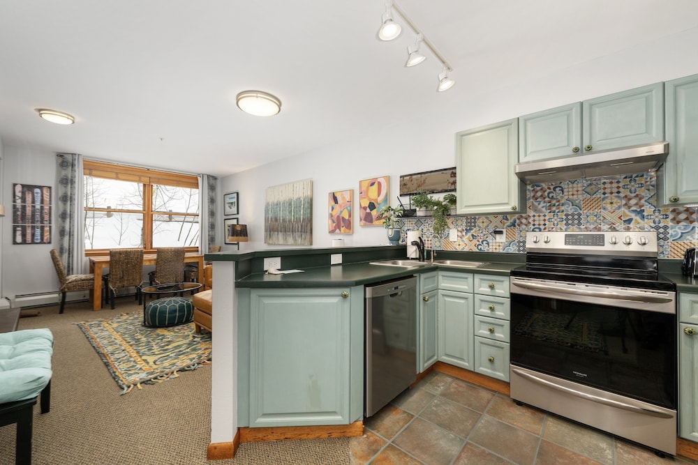 Premium Unit 1305 - Zephyr Mountain Lodge 1 Bedroom Condo