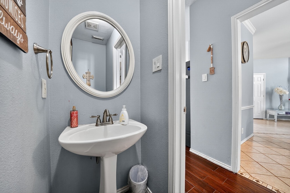 San Antonio Oasis Hot Tub & Pool Access 4 Bedroom Home