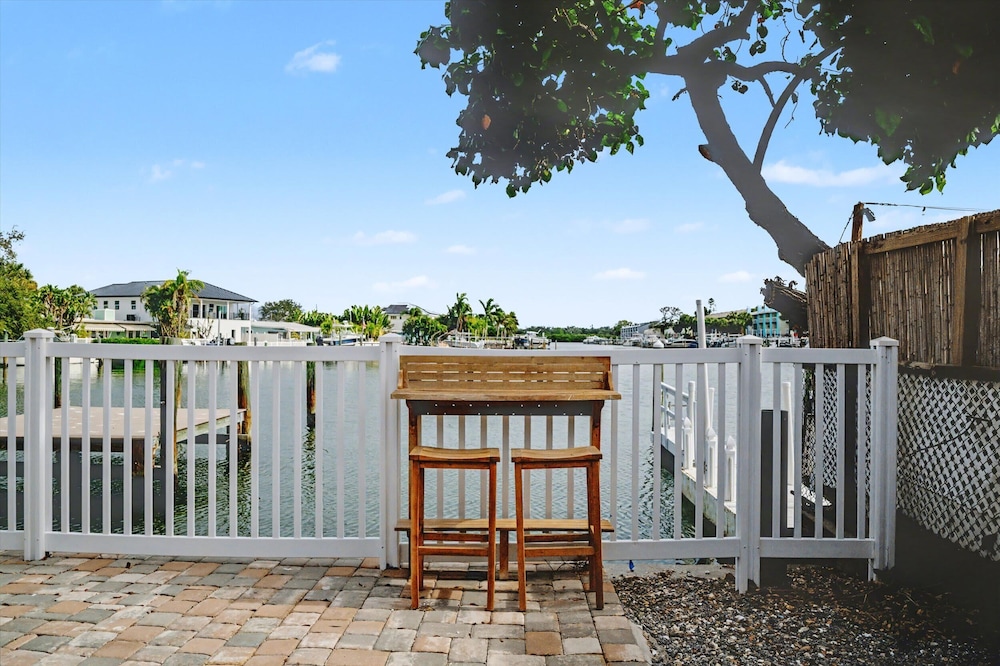 Watefront King Boat Dock Pets OK Walk 2 Beach