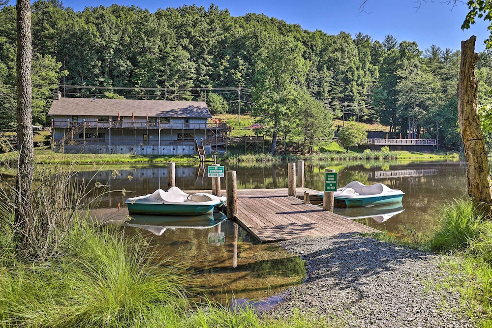 Deck & Game Room! Lakefront Blue Ridge Mtn Gem