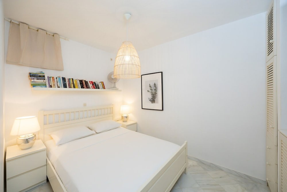 B4 Cycladic Home for 6 by the Beach