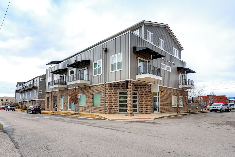 Balconies: Walkable Southside Chattanooga Condo!