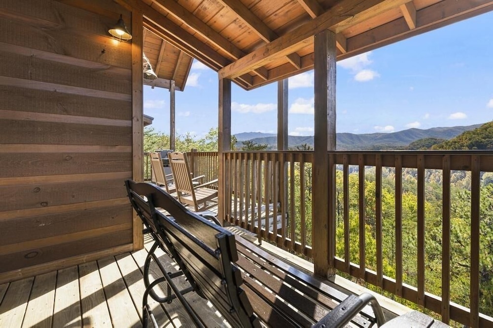 Eagle's Nest - 3 Bedrooms, 3.5 Baths, Sleeps 10 Home by RedAwning