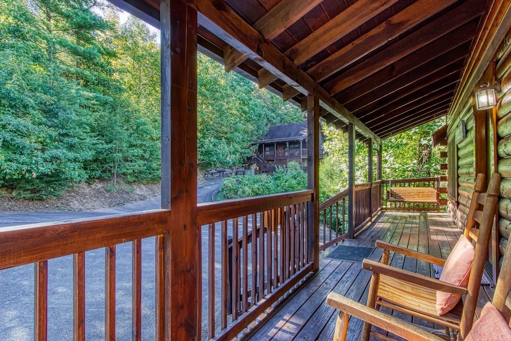 ER222 - Al's Nest - Great Location - Close To Town! 2 Bedroom Cabin by RedAwning view 3