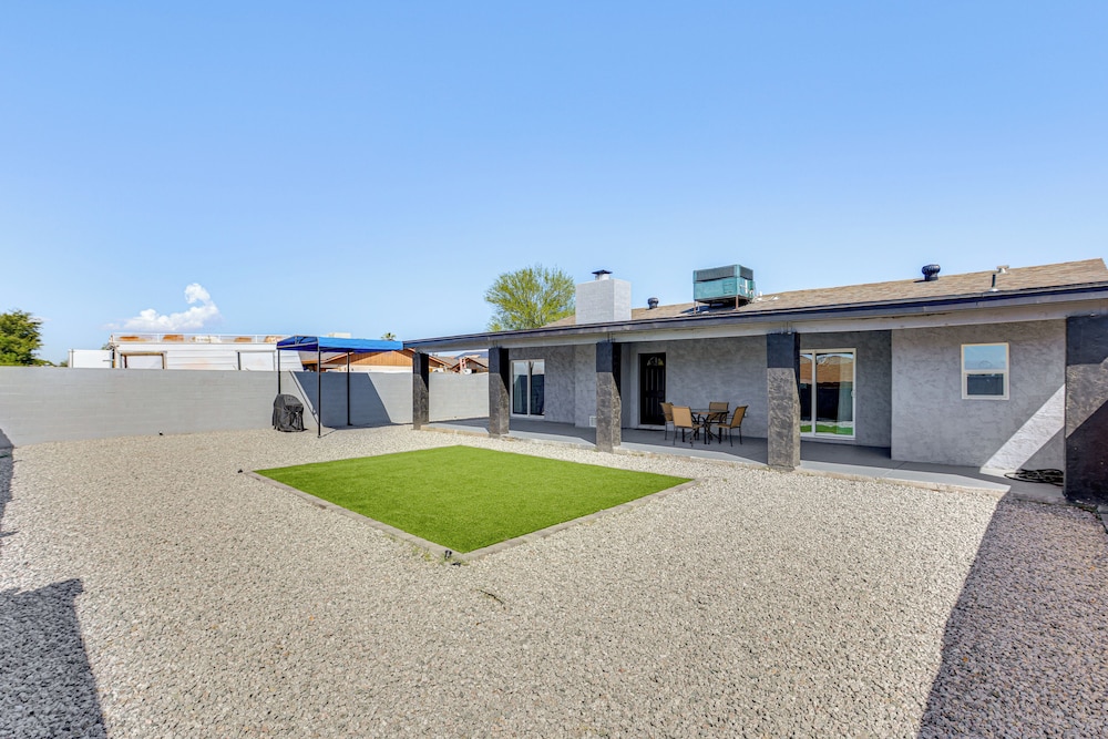 3 Mi to Desert Diamond Arena: Peoria Home w/ Yard!