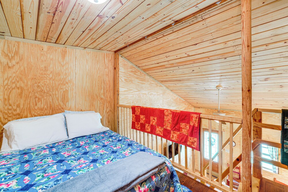 Lake Butler Cabin on 5 Acres w/ Fire Pit!
