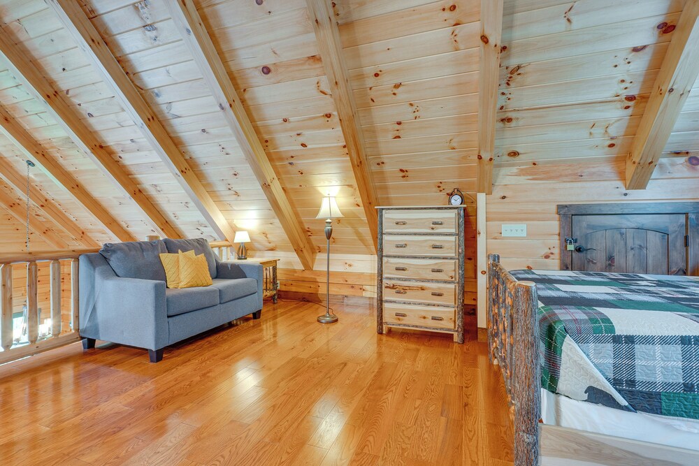 15 Mi to Hocking Hills: Secluded Cabin w/ Hot Tub