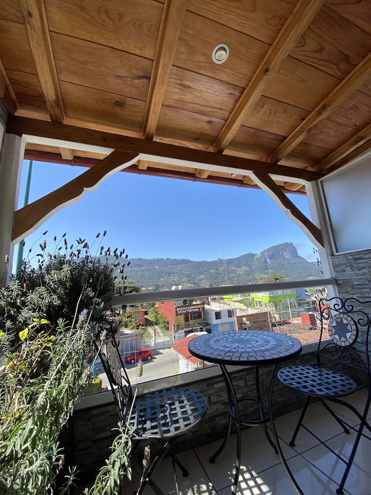 Hotel & Suites Cerro Rojo