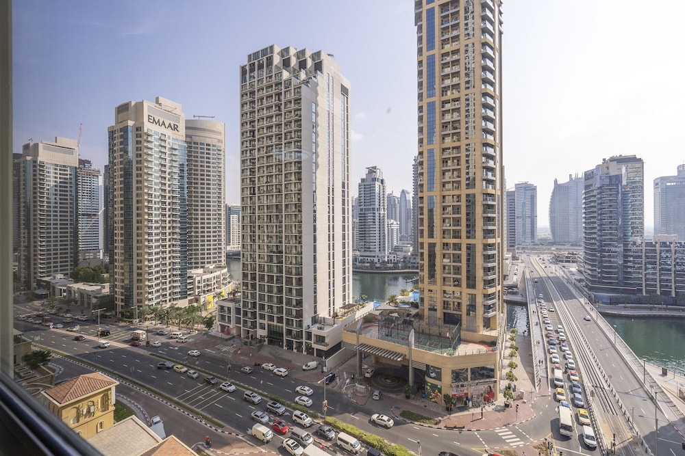 Modern Three Bed Apartment Parking Pool — Dubai