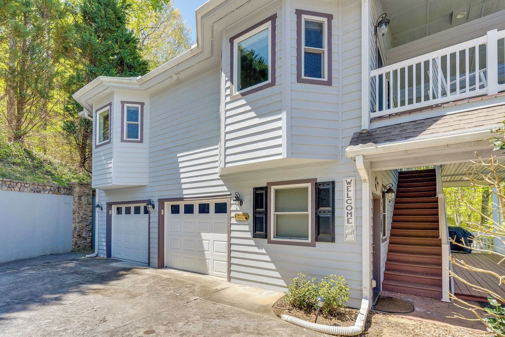 Lake-view Condo With Covered Deck in Hiawassee! view 3