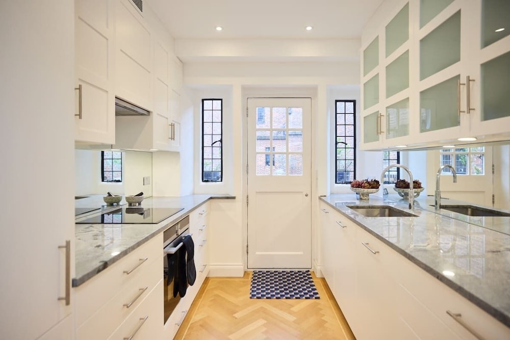 The Charm of Chelsea - Modern 4bdr With Shared Courtyard
