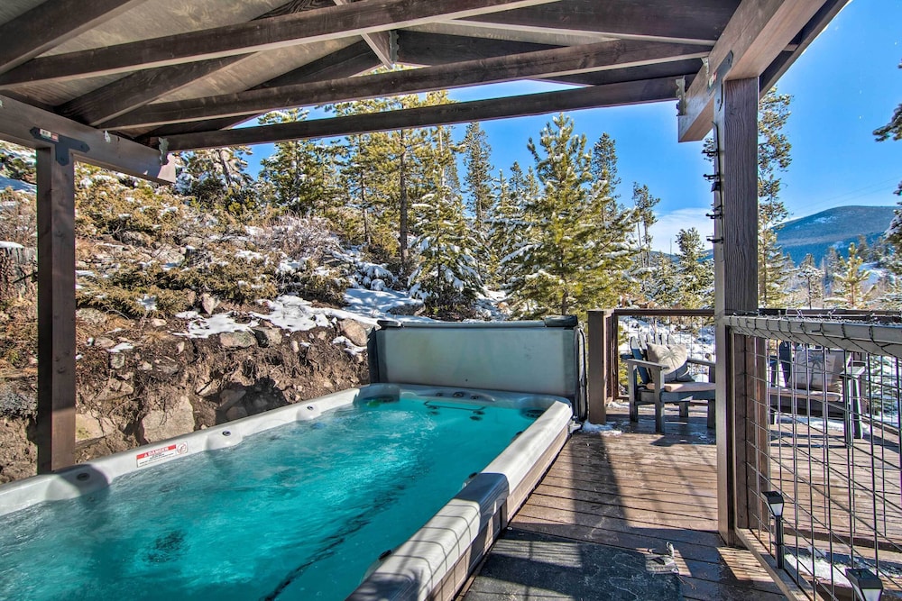 Outdoor Kitchen & Swim Spa: 1-acre Grand Lake Home view 4