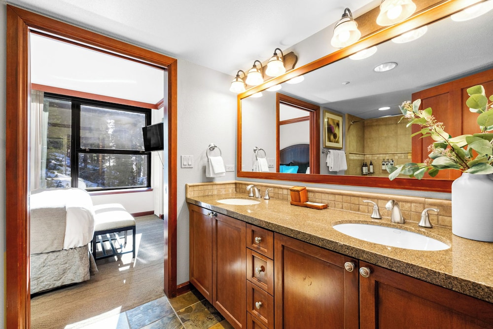 Condo w/ Fireplace & Community Perks