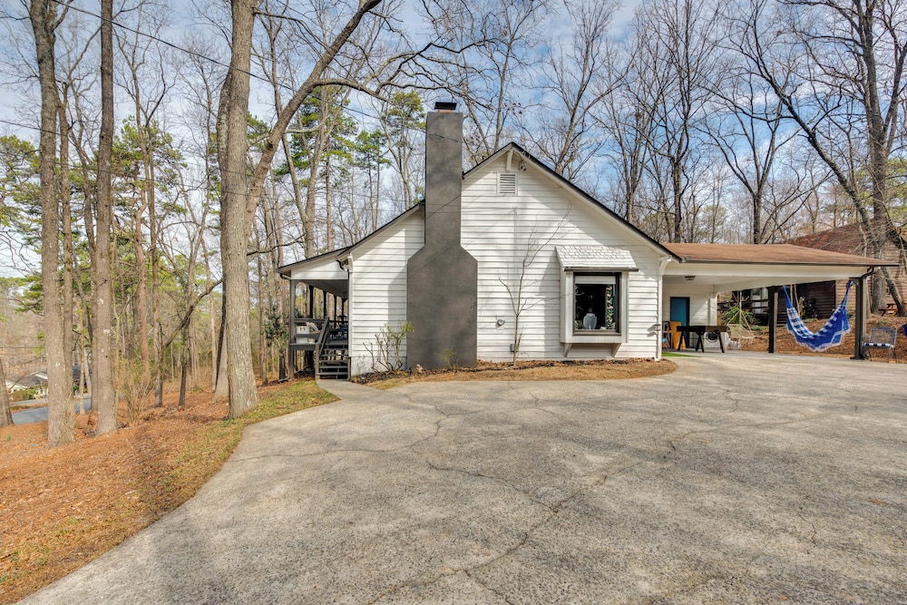 3 Mi to Marietta Square: Hot Tub Haven w/ 2 Patios