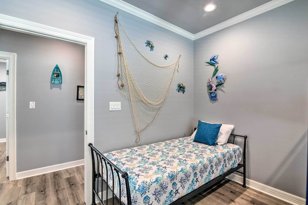 Walk to Shore: Crystal Beach Home w/ Deck + Grill! view 4