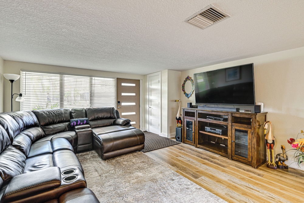 Swim, Fish & Relax: Port Richey Gem w/ Yard!