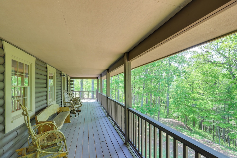5 Mi to Dtwn Asheville: Tranquil Cabin Retreat!
