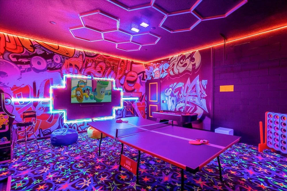 Upstay Mansion w Cinema Games Pool- Sleeps 26
