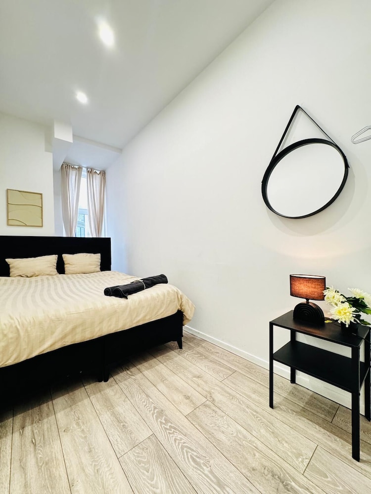 Elegant 5BR Home for Groups Families
