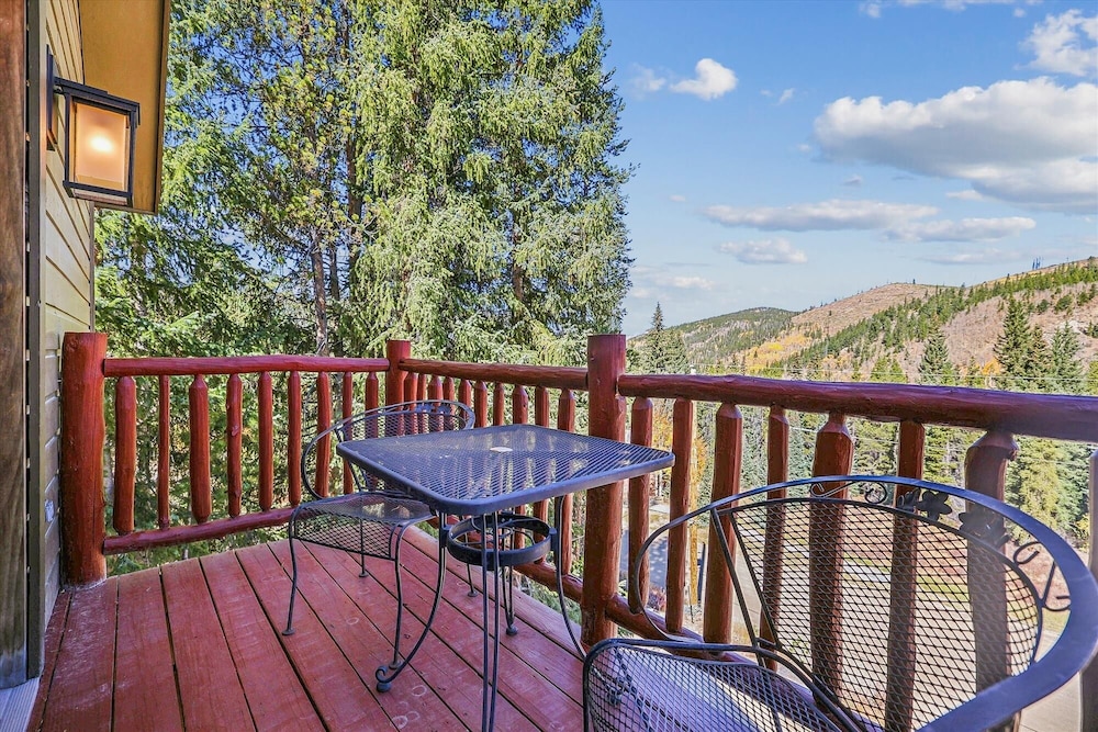 High Point Lodge 5 Bedroom Home by RedAwning