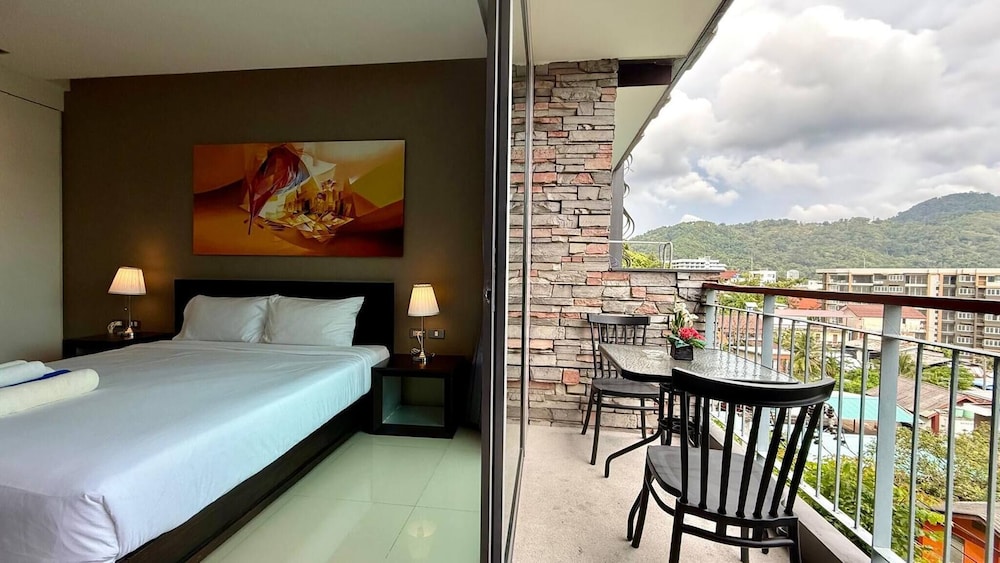 Emerald 307 - Studio With Balcony and Shared Pool