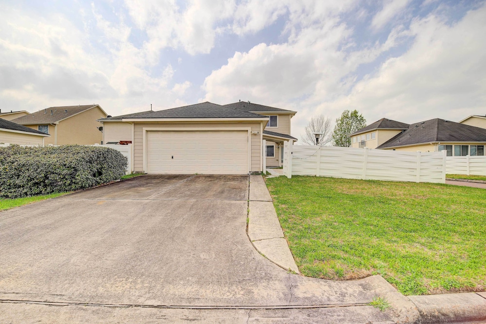 Spacious Houston Home w/ Private Yard & Fire Pit! view 5