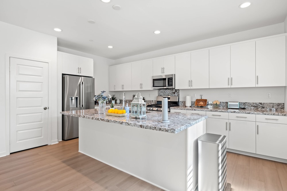 Spacious 5BR Getaway w Game Room Modern Comfort