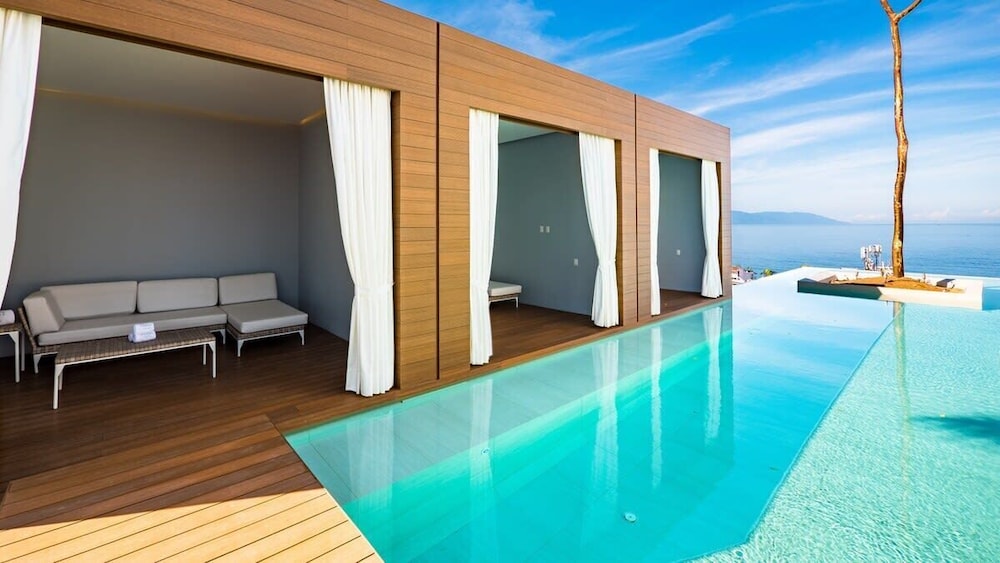 Stylish King-bed Unit - Pool - Ocean View - Gym