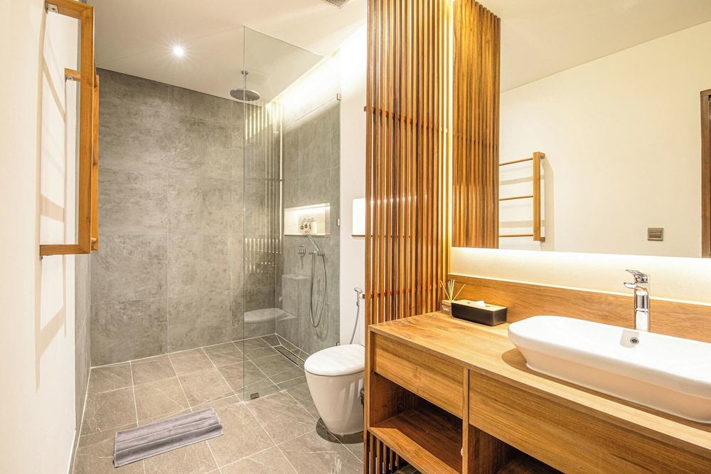 Elegant 6BR Canggu Villa Steps From the Ocean