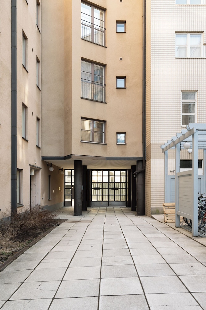 Modern 1BR Apartment with Balcony