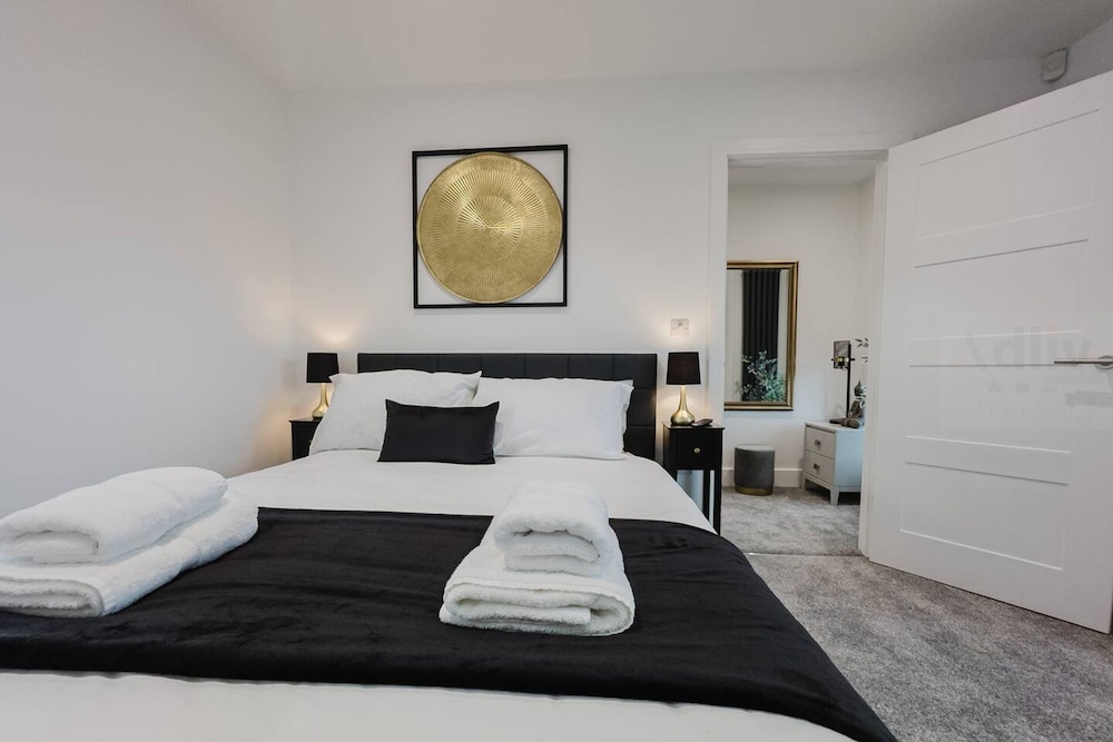 Luxury Seaside Home Parking Sleeps 8 by Adliv