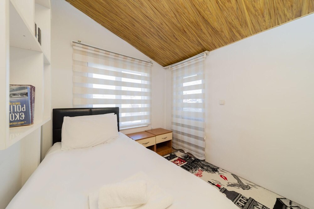Capacious Flat With Terrace in Central Muratpasa