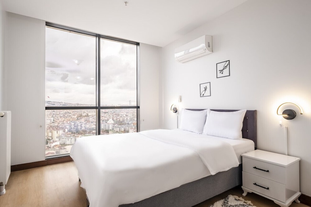 Charming Flat With City View in Atasehir