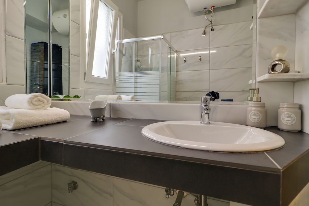 Parliament Syntagma Apartment by Living-Space