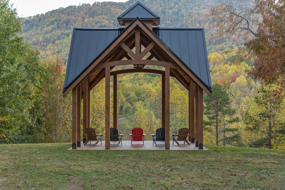 Engadine Inn  Cabins - Property Image 43