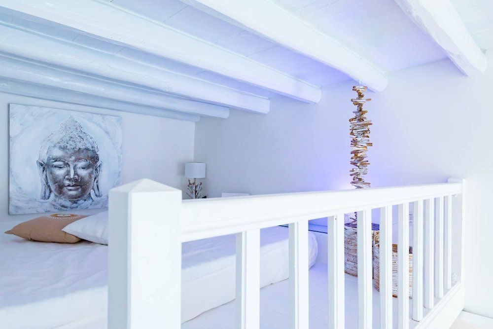 Pantheon Luxury Gold Apartment