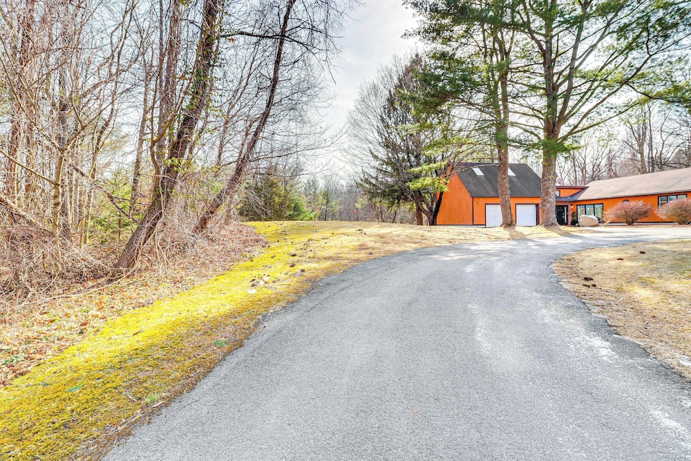 8 Mi to Slopes: Family Escape w/ Hot Tub in Cresco