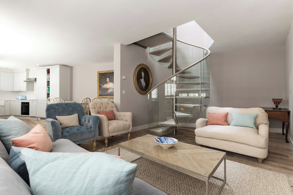 Bathurst Mews II by Onefinestay