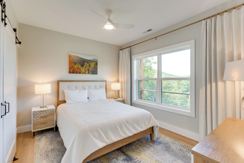 Mtn-view Decks & Fire Pit: Quiet Brasstown Escape