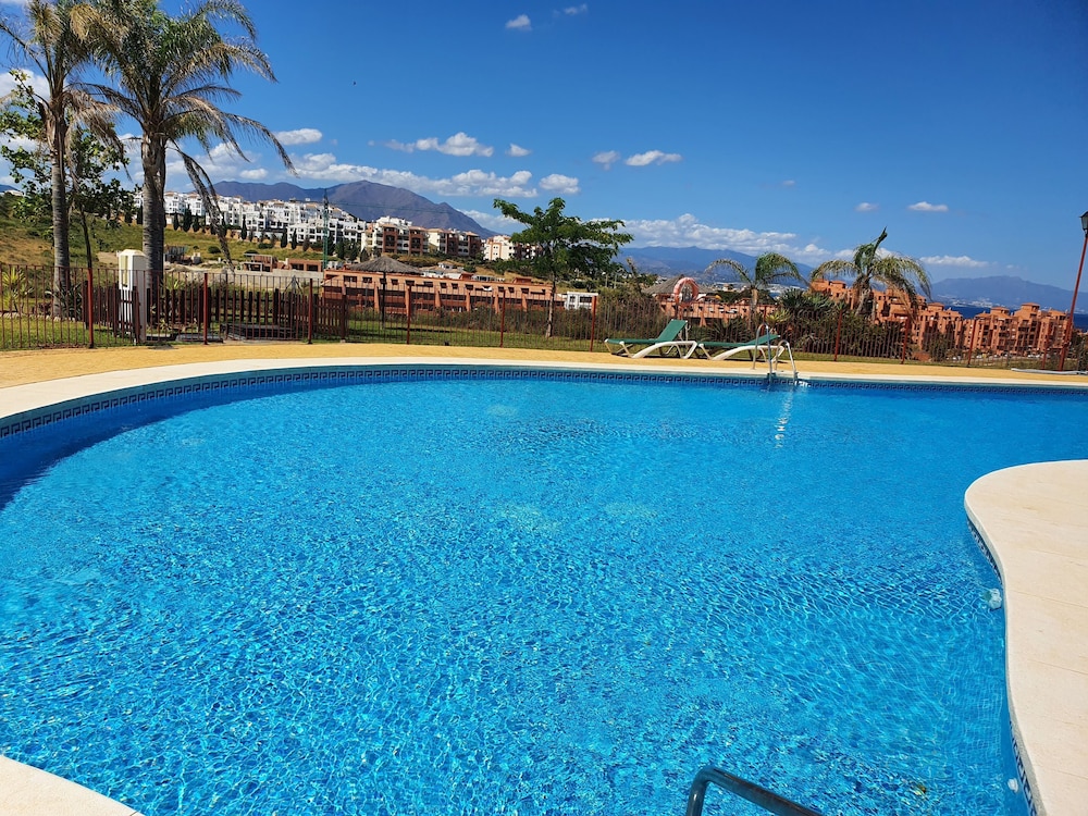 3 Bed Penthouse - Sleeps 8 - Pool - Sea View