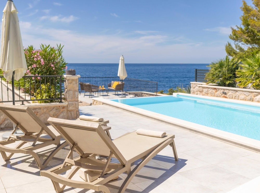 Sunlit Shores Beach Villa With Pool, Gym and Sauna