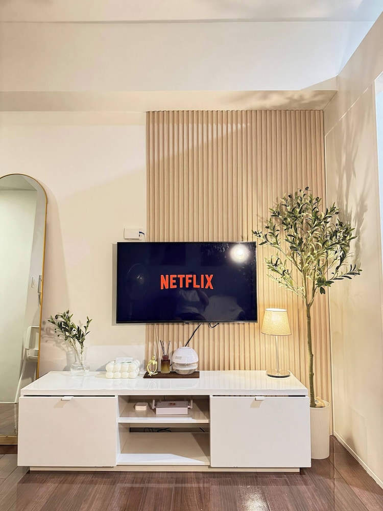 Entire Room in Makati Center With Fast Wifi