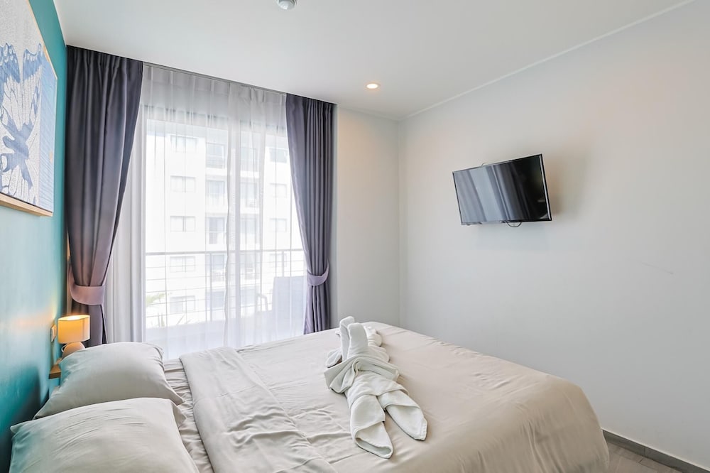Pool View 1 Bed Apt T2-520