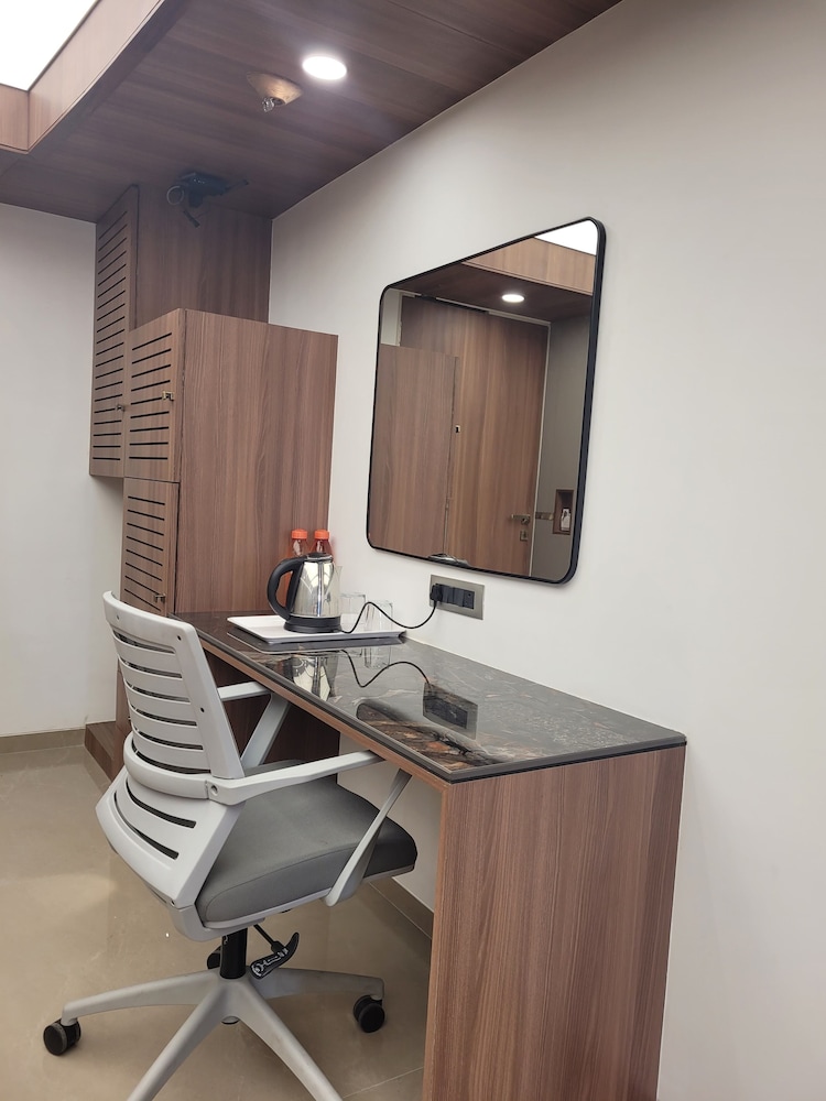 Hotel Shreeji Vatika-Airport Road