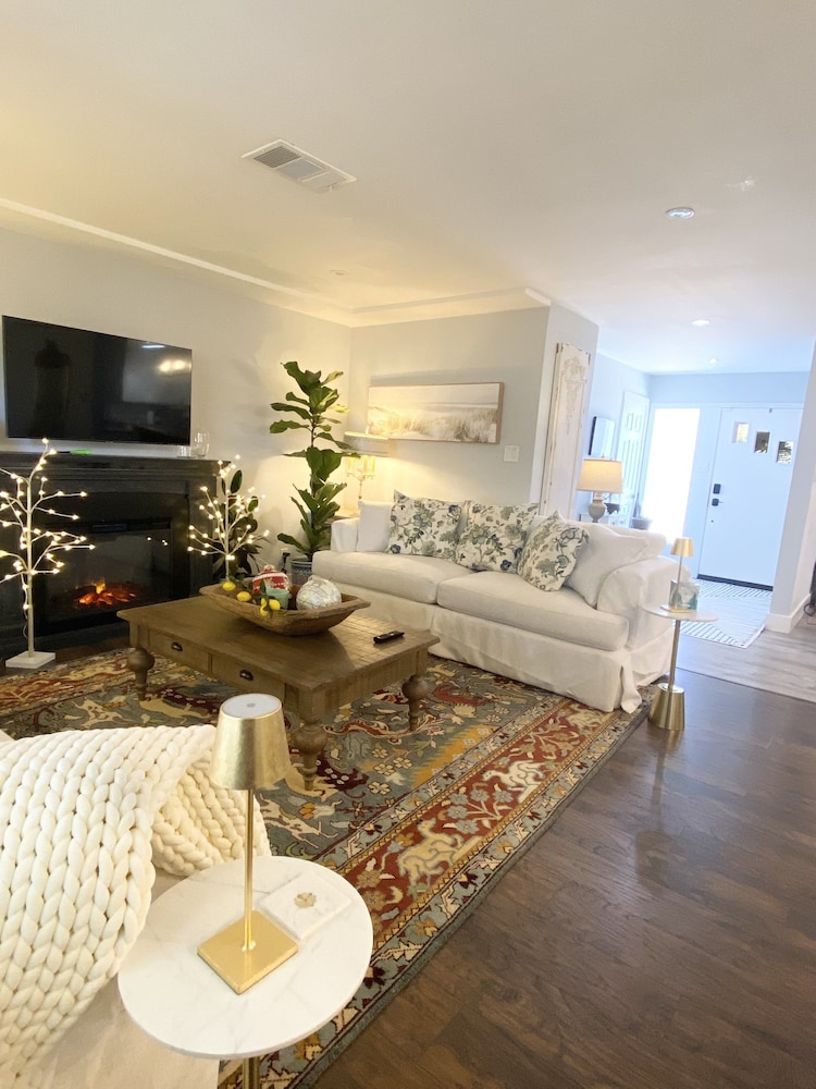 Uptown French Haven 3 Bedroom Residence